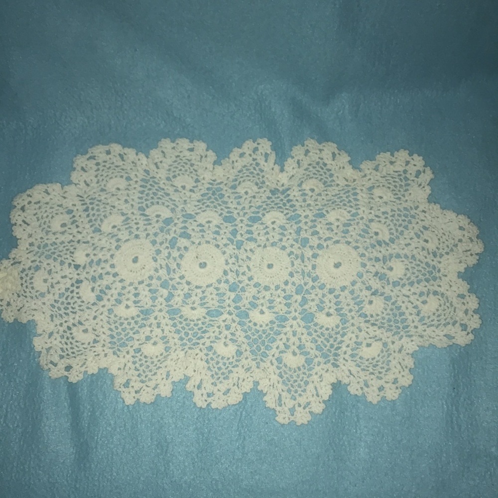 Dainties handmade lace crocheted oval shaped doily 100% cotton vintage 12X18 NWT